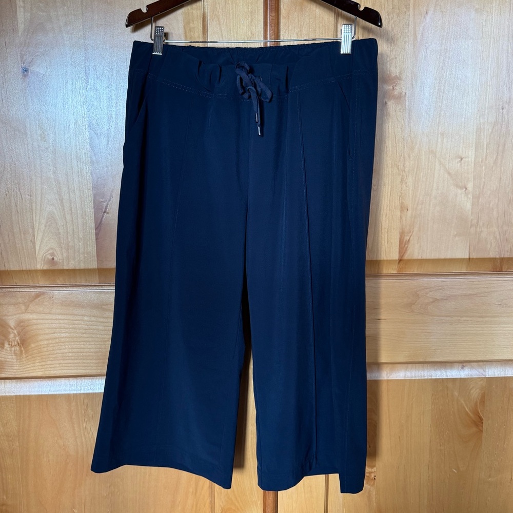 Athleta Feather Light Crop Pants With Pockets & Front Seam Detail. Size 16, Navy